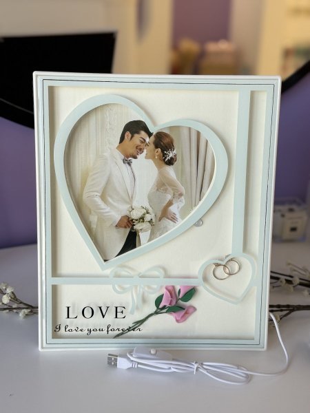 برواز love مع اضاءة