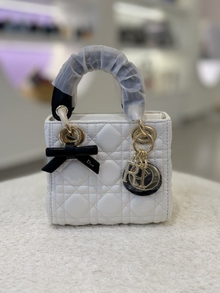 شنطة مع فيونكة Dior