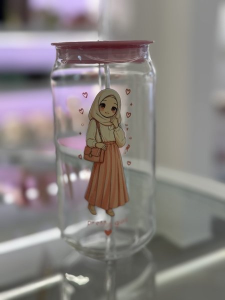 كاسة ايس كوفي بنت محجبة