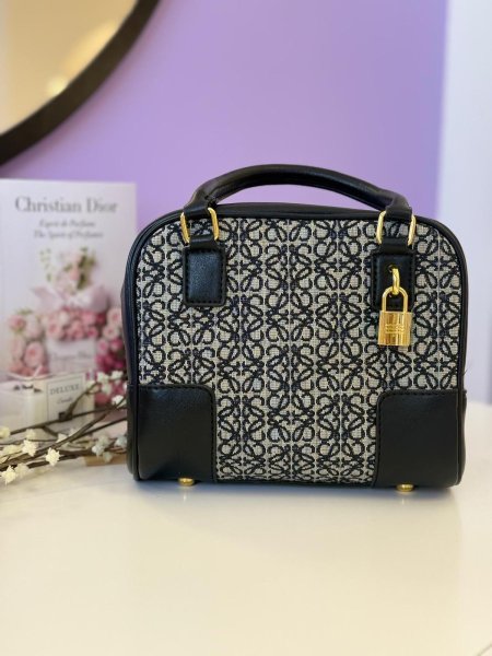 شنطة loewe