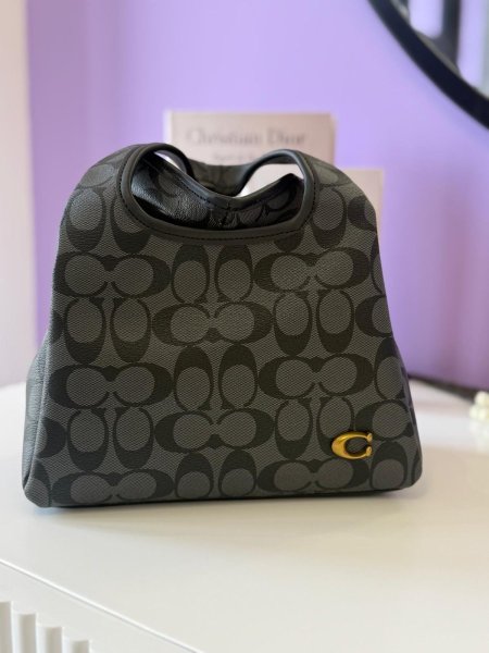 شنطة coach لون اسود